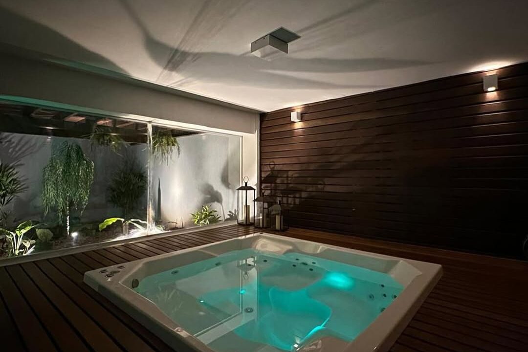 Exclusividade e sofisticação no Residencial Alphaville 11! ✨🏡Apresentamos esta incrível residên(1)