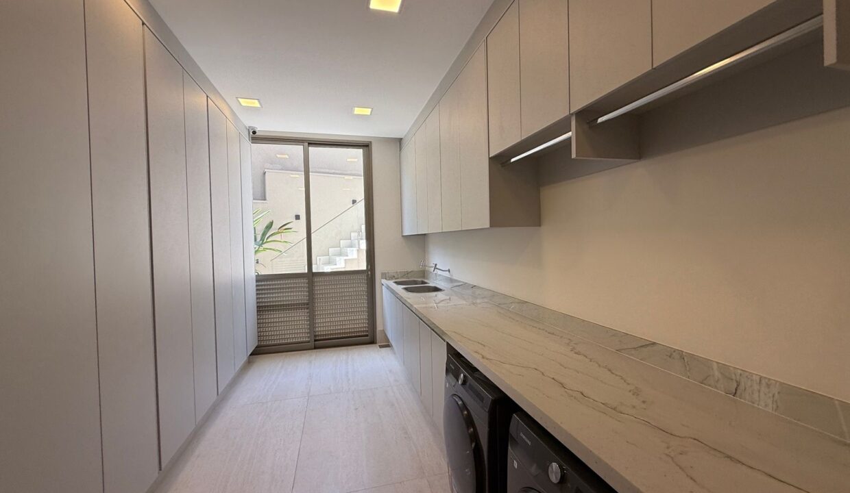 c1653ffb-a2fc-4041-b906-bee2eec221ef